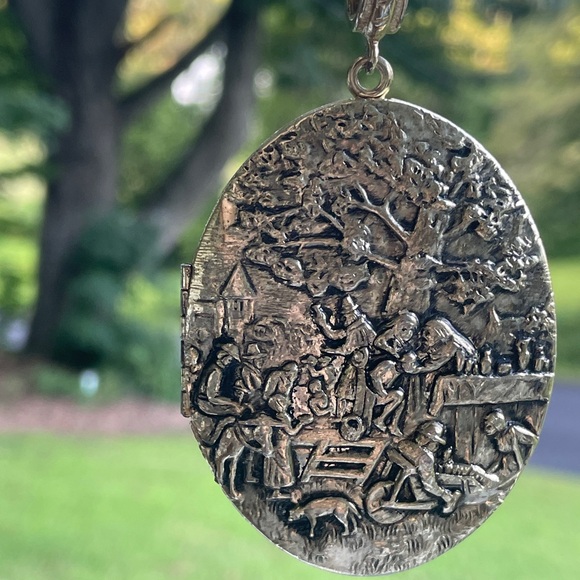 Vintage Large Whiting Davis Gold Tone Locket w/ Pastoral Scene - Picture 7 of 7